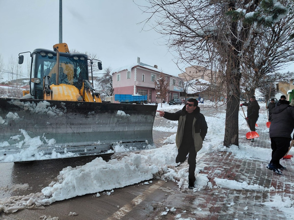 Belediye Başkanımız, belediye ekiplerimizle birlikte kar temizleme çalışmalarına katıldı.
